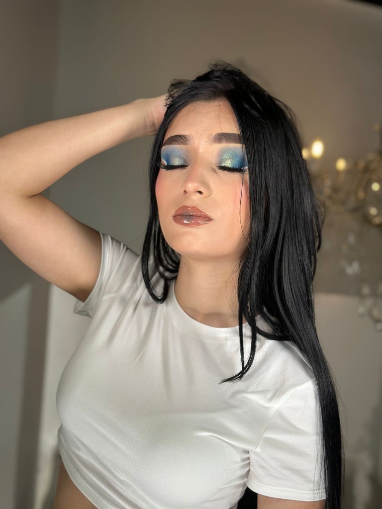 Maquillaje audiovisual - ahumado azul medianoche glitter holográfico