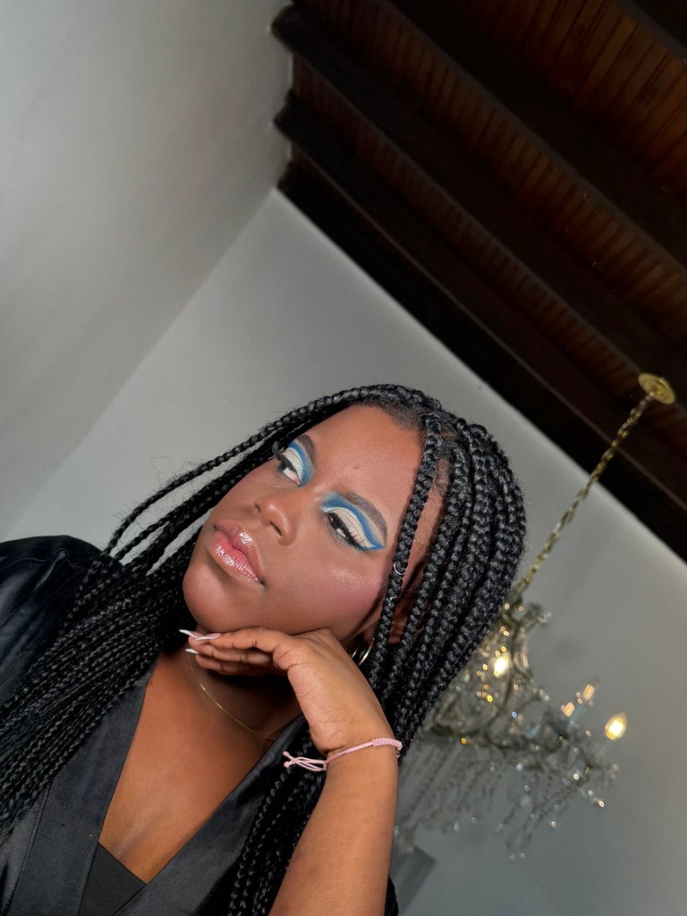 Maquillaje audiovisual - cut crease doble azul y blanco